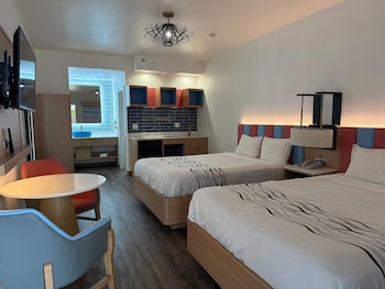 Suite, 2 Queen Beds, Non Smoking