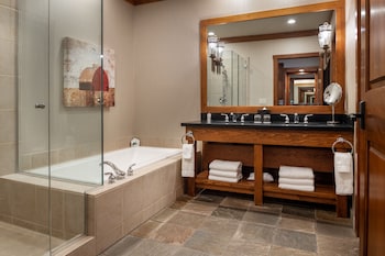Room, 1 King Bed (River Lodge)
