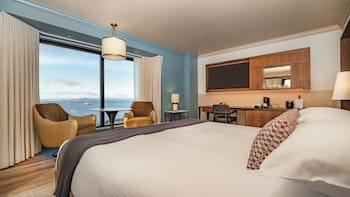 Pike Place Waterview Peek
