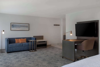 Studio, 1 King Bed, Balcony (Wet bar)