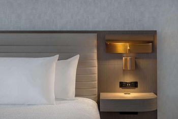 Room, 1 King Bed, Accessible (Mobility, Hearing, Roll-In Shower)