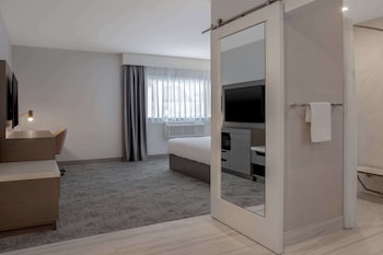 Room, 1 King Bed, Accessible (Mobility, Hearing, Roll-In Shower)