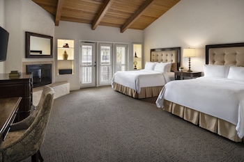 Deluxe Room, 2 Queen Beds (Deluxe Poolside Room - 2 Queen Beds)