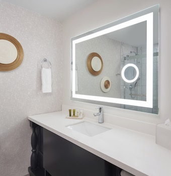 Room, 2 Queen Beds, Accessible, Bathtub