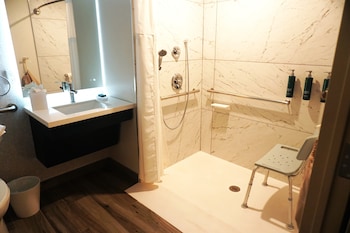 Room, 2 Queen Beds, Accessible (Roll-In Shower)