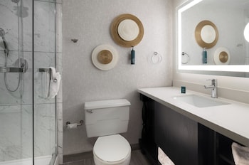 Room, 2 Queen Beds, Accessible, Bathtub