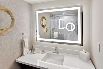 Junior Suite, 1 King Bed, Jetted Tub