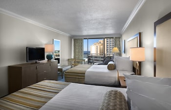 2 Queen Beds, Kitchenette Angle View