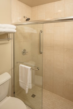 Standard Room, 1 King Bed, Lake View, Courtyard Area