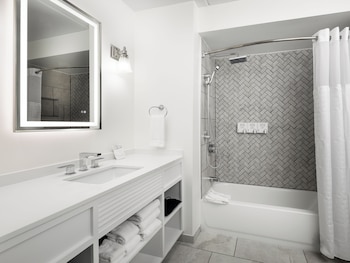 Standard Room, 1 King Bed, Accessible, Balcony