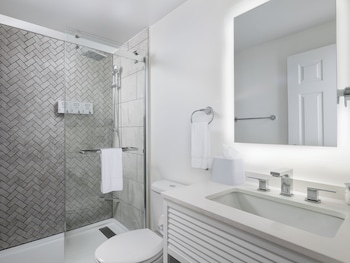 Standard Room, 1 King Bed, Accessible, Balcony
