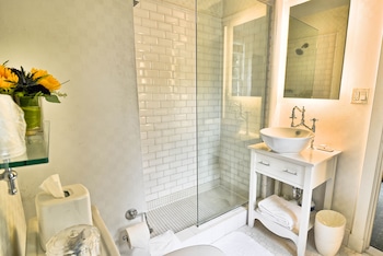 Standard Room, 1 Queen Bed