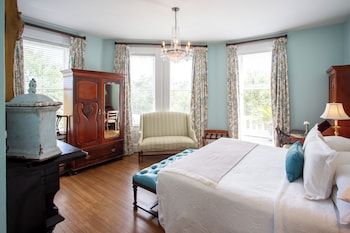 Grand Room, 1 King Bed (Russell Fiore)