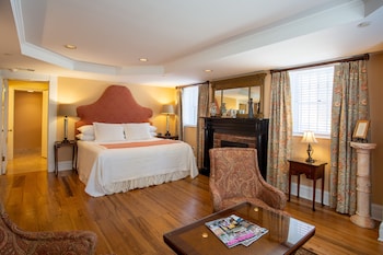 Deluxe Room, 1 King Bed (Emma Kelly)