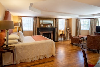 Deluxe Room, 1 King Bed (Emma Kelly)