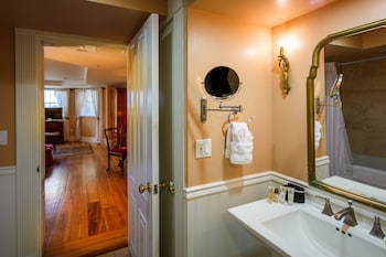 Deluxe Room, 1 King Bed (Emma Kelly)