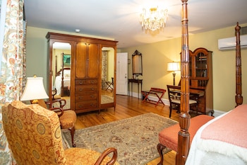 Standard Room, 1 Queen Bed (James Pierpont)