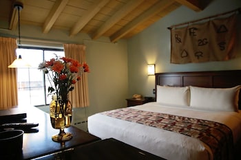 Signature Room, 1 King Bed, Refrigerator & Microwave