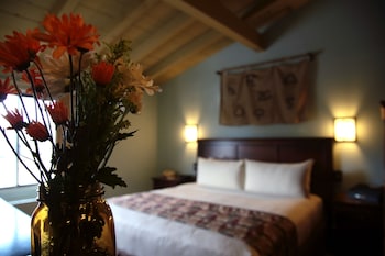 Signature Room, 1 King Bed, Refrigerator & Microwave