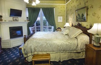 Queen Room w/ Garden View