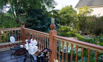 Queen Room w/ Garden View