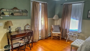 Superior Twin Room, Ensuite (Room 4 The Robert Frost)
