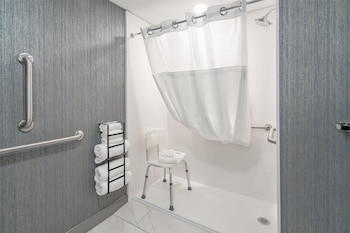 Room, 2 Queen Beds, Roll-in Shower