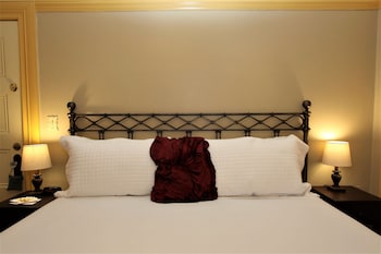 Room, 1King Bed, Fireplace (The Oak Room)