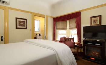 Room, 1King Bed, Fireplace (The Oak Room)