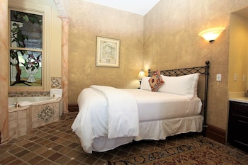 Suite, 1 King Bed with Sofa bed, Jetted Tub (Roman Suite: Two Rooms)