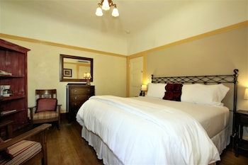 Room, 1King Bed, Fireplace (The Oak Room)