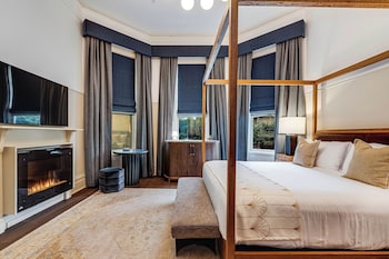 Deluxe Room, 1 King Bed, Pool View