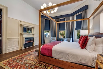 Deluxe Room, 1 King Bed (Roll-in Shower)