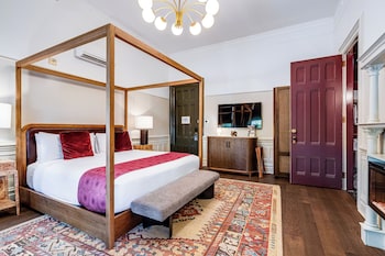 Deluxe Room, 1 King Bed (Roll-in Shower)