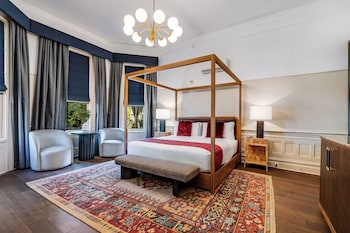 Deluxe Room, 1 King Bed (Roll-in Shower)