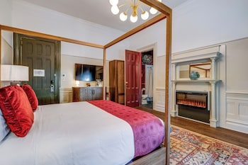 Deluxe Room, 1 King Bed (Roll-in Shower)