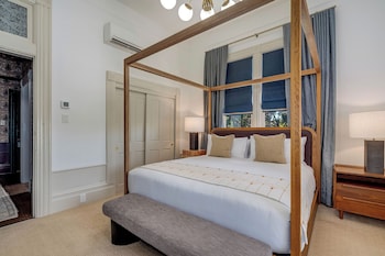 Deluxe Room, 1 King Bed, Pool View