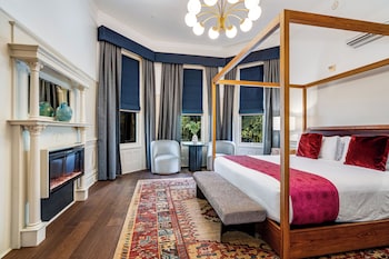 Deluxe Room, 1 King Bed (Roll-in Shower)