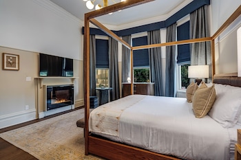 Deluxe Room, 1 King Bed, Pool View