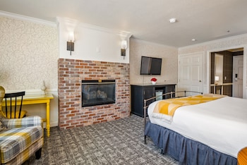 Deluxe Room, 1 King Bed (Main Inn)