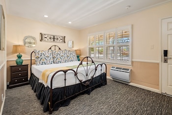 Room, 1 King Bed (Trellis Court Building)