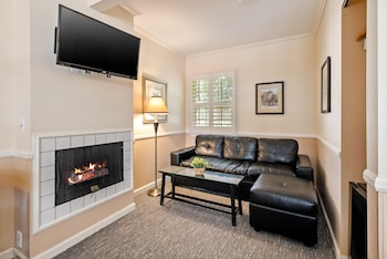 Room, 1 King Bed (Trellis Court Building)