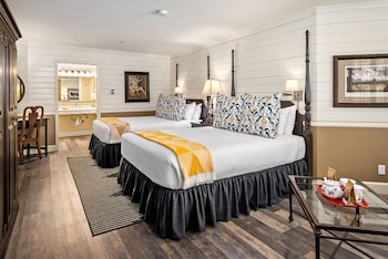 Deluxe Room, 2 Queen Beds (Main Inn)