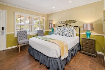 Room, 1 Queen Bed (Trellis Court Building)