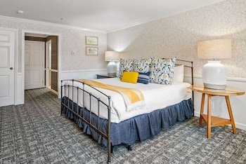 Deluxe Room, 1 King Bed (Main Inn)