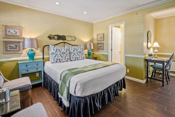 Room, 1 Queen Bed (Trellis Court Building)