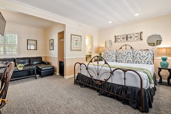 Room, 1 King Bed (Trellis Court Building)