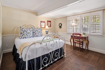Room, 1 Queen Bed (Trellis Court Building)