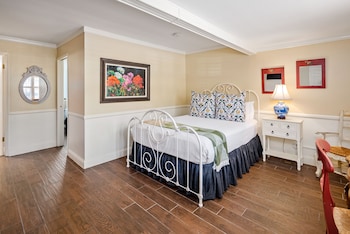 Room, 1 Queen Bed (Trellis Court Building)