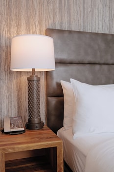 Deluxe Room, 1 King Bed, Courtyard View